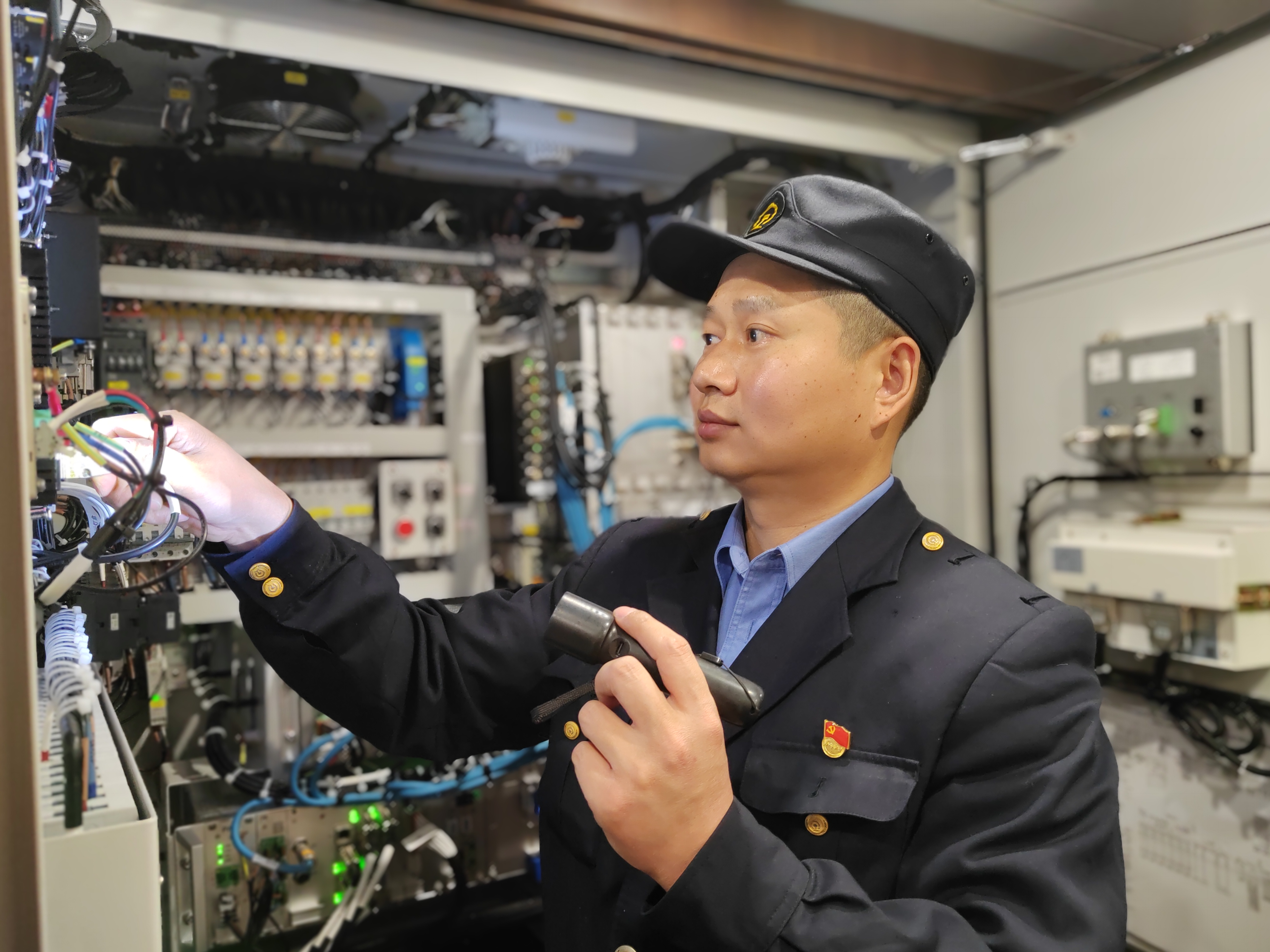 6 检查动集车电气综合控制柜内配件安装状态