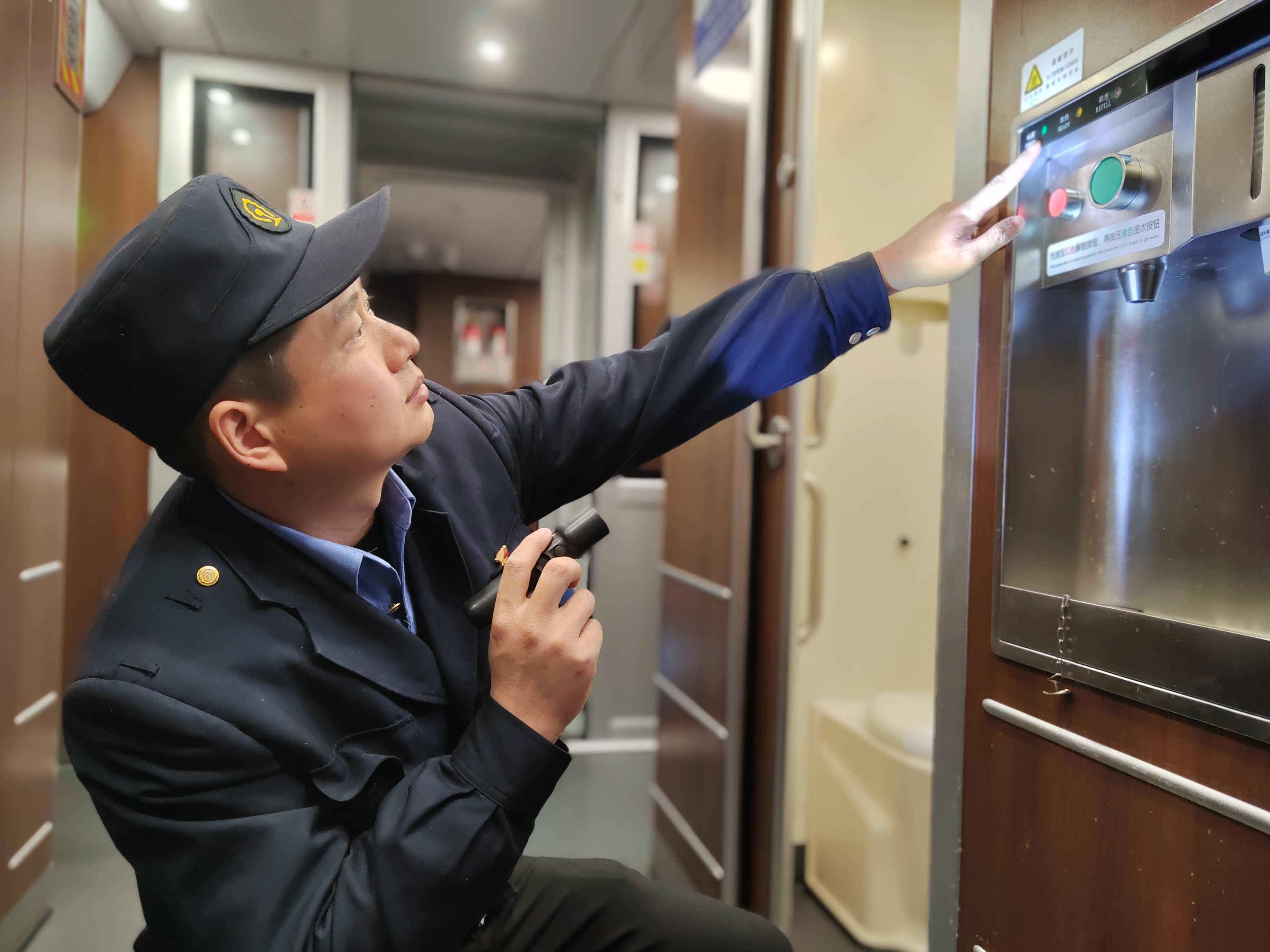 8 检查电热开水器面板指示灯状态