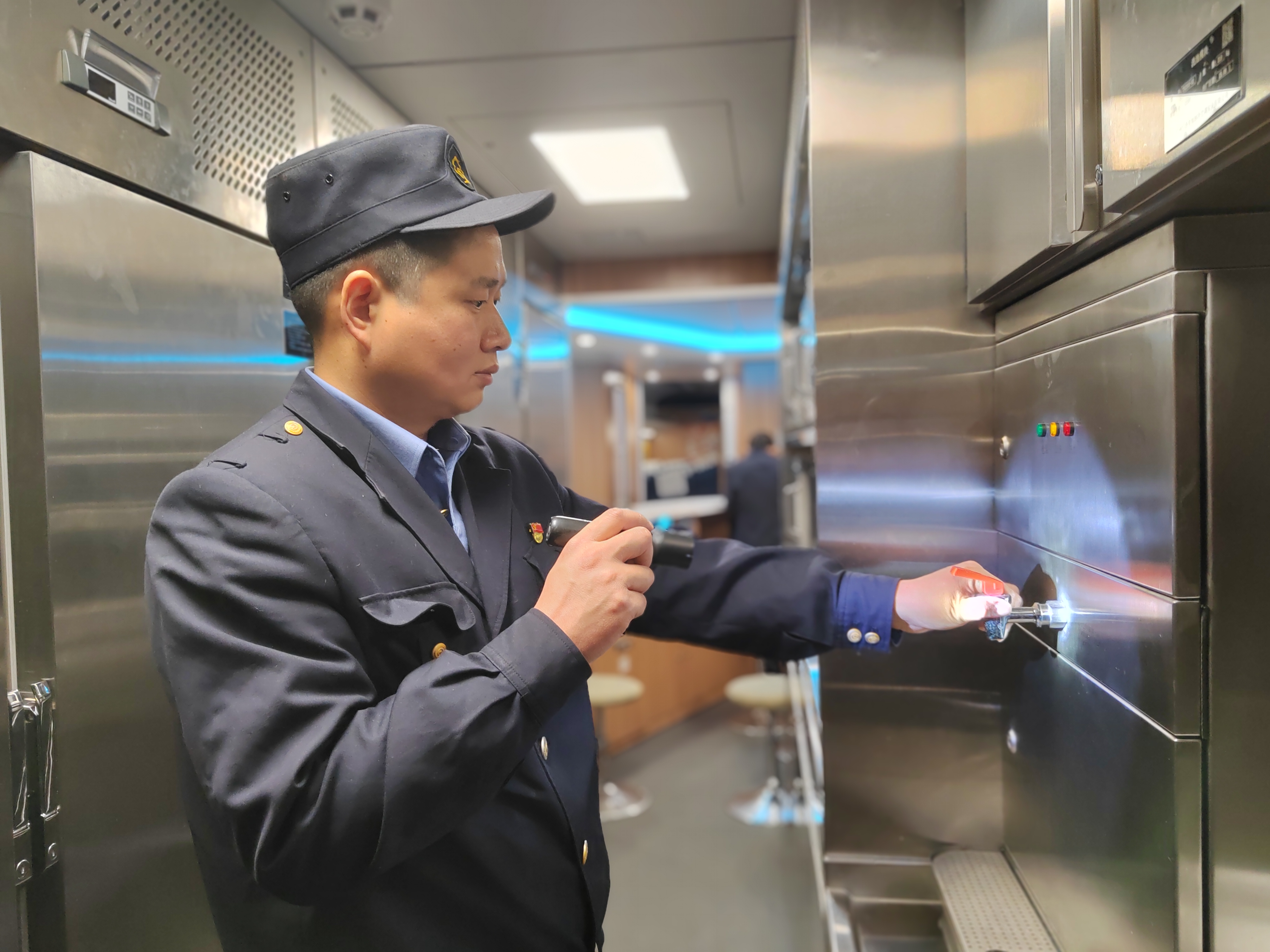 4 刘伟在检查电热开水器水嘴状态