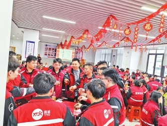福州近200名快递行业青年欢度除夕