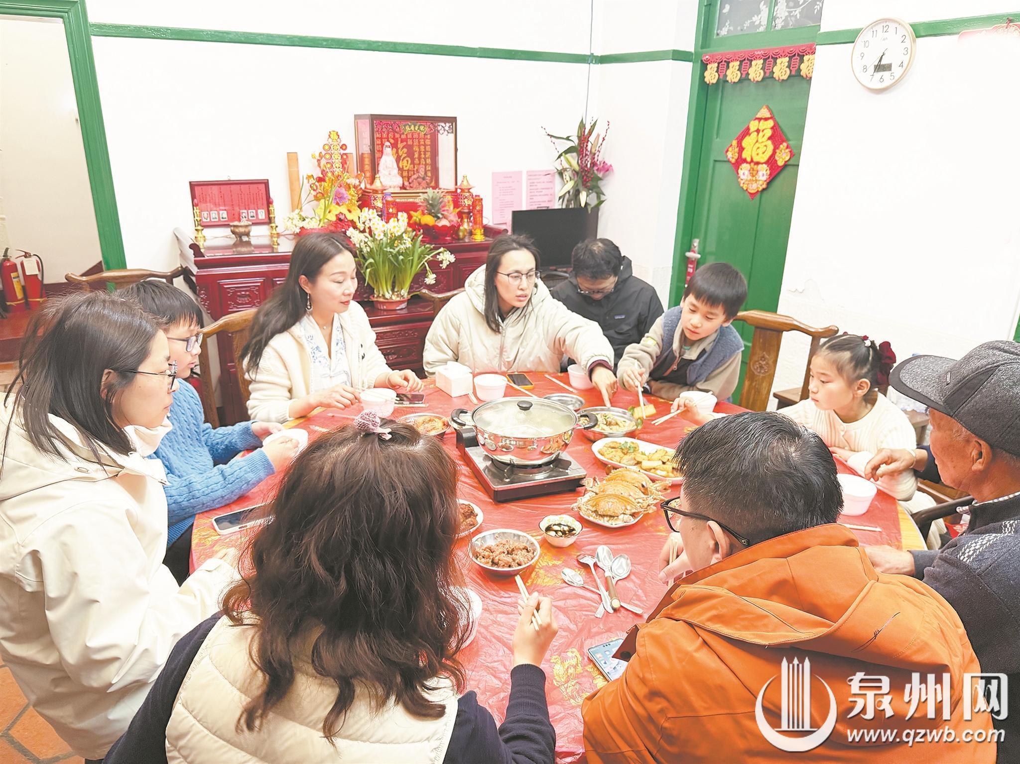 来泉州过年果真不一般 酒店开设非遗小剧场 民宿老板端上特色年夜饭