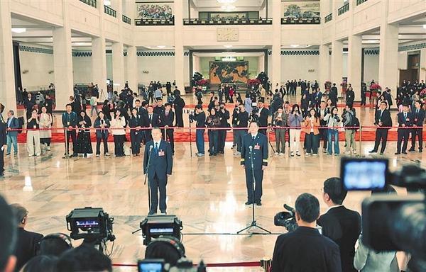 3月9日，第十四届全国人民代表大会第四次会议第二场“代表通道”集中采访活动在北京人民大会堂举行。 记者 高兴贵摄 