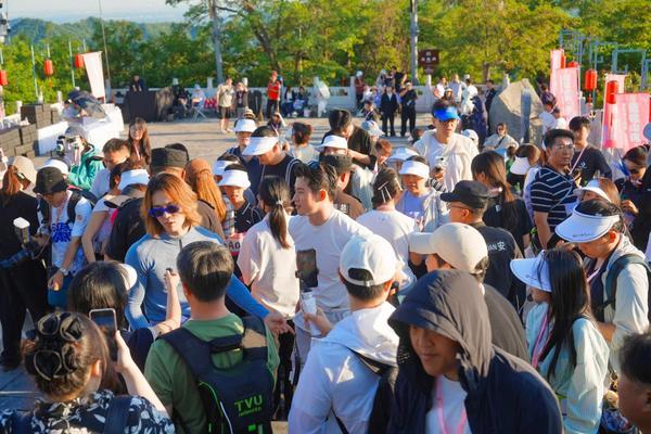 
武警广东总队医院黄牛号贩子票贩子代网上预约代挂号电话外骨骼机器人助阵慕田峪长城夜游首秀，“漫游山海·进行时”开启科技文旅新体验