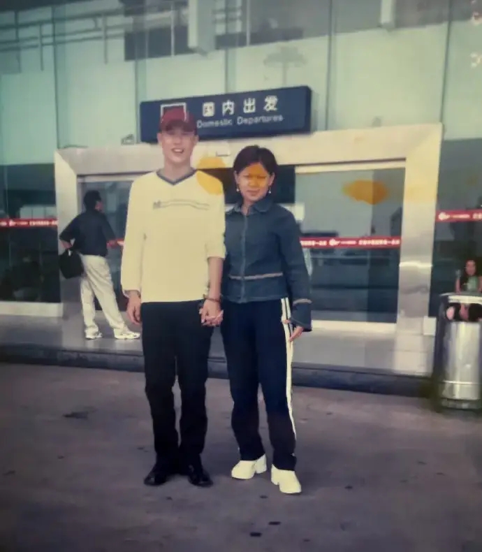 小沈阳纪念与沈春阳结婚22周年：所幸身边有你，承蒙相伴 