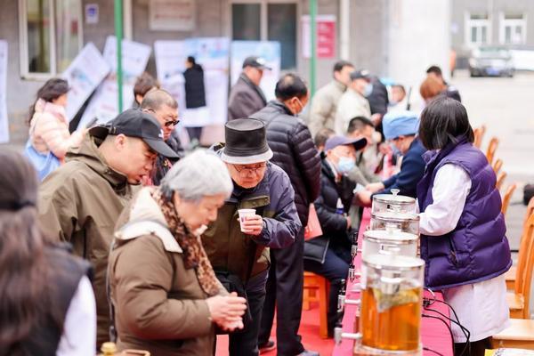
上海第十人民医院黄牛号贩子票贩子代网上预约代挂号电话一脉中医传温情，同仁堂医养公司深耕公益服务守护群众健康